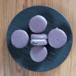 Lavendel Macarons auf einem Teller