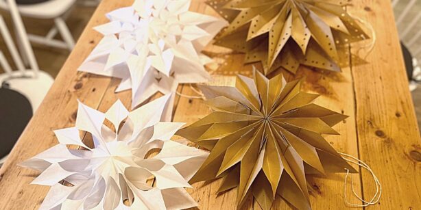 Papiersterne basteln: Weihnachts-Deko aus Brottüten