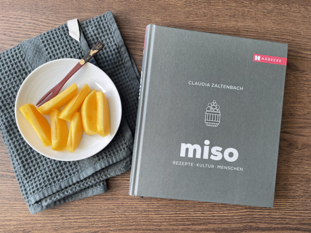 wOnne: Graues Buch mit dem Titel "Miso" liegt auf Holztisch