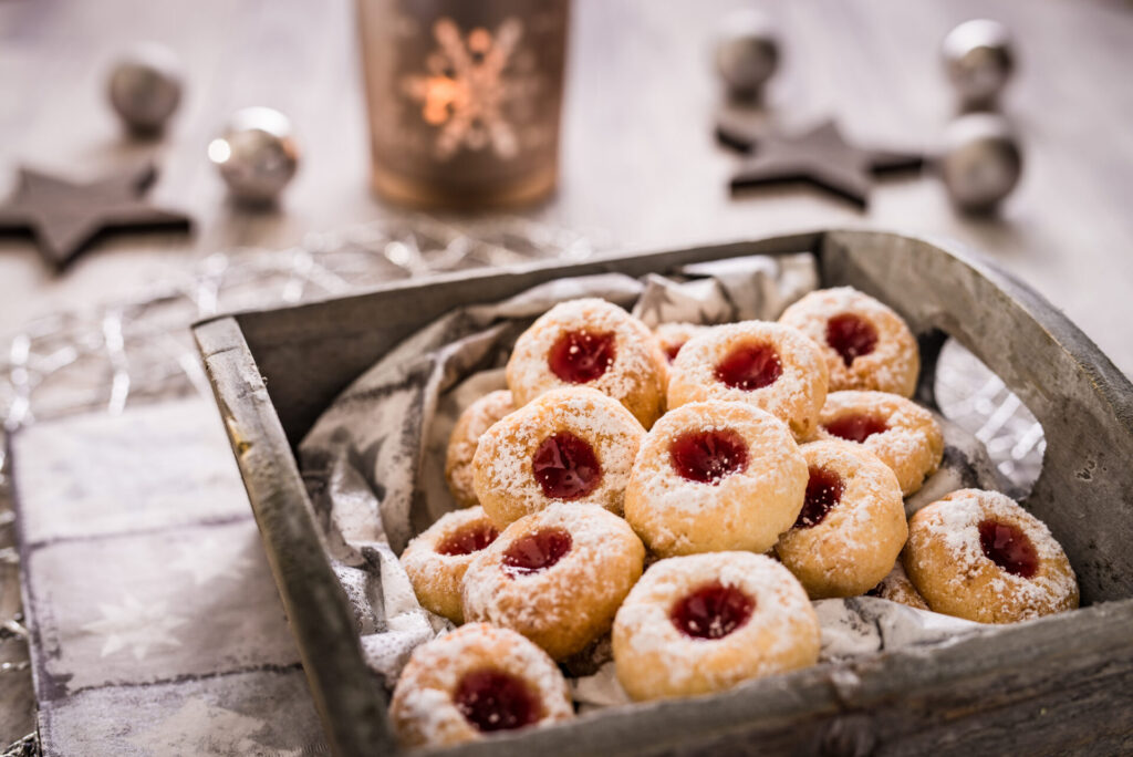 Rezept Engelsaugen in Holsschale: runde Kekse mit roter Marmelade in der Mitte