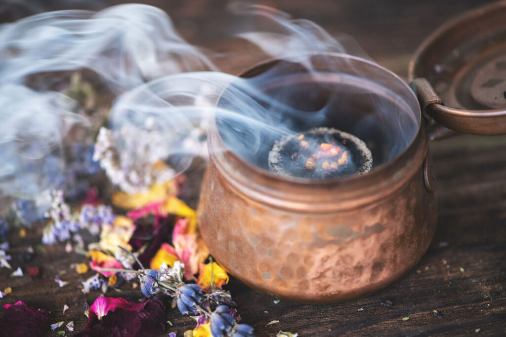Rauhnächte Rituale: Weihrauch und Kräuter auf Räucherkohle
