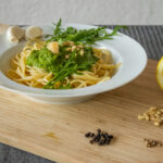 Rucola-Pesto mit Microgreens schmeckt zu Spaghetti.