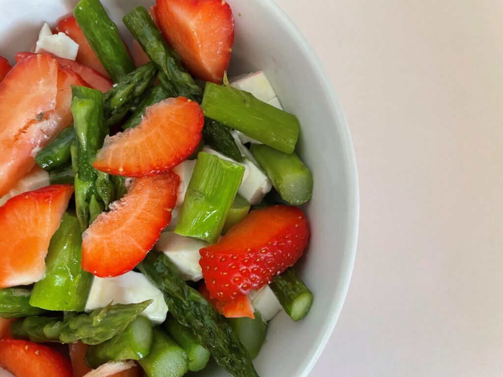 Rezept: Spargelsalat mit Erdbeeren