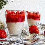 Veganer Nachtisch mit Erdbeeren: Grießbrei mit Erdbeerkompott im Glas