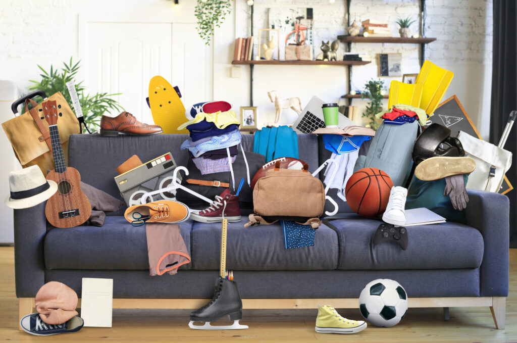 Sofa-Chaos: Jede Menge unnütze Gegenstände liegen auf einem Sofa