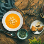 Herbstliche Kürbissuppe mit Croutons