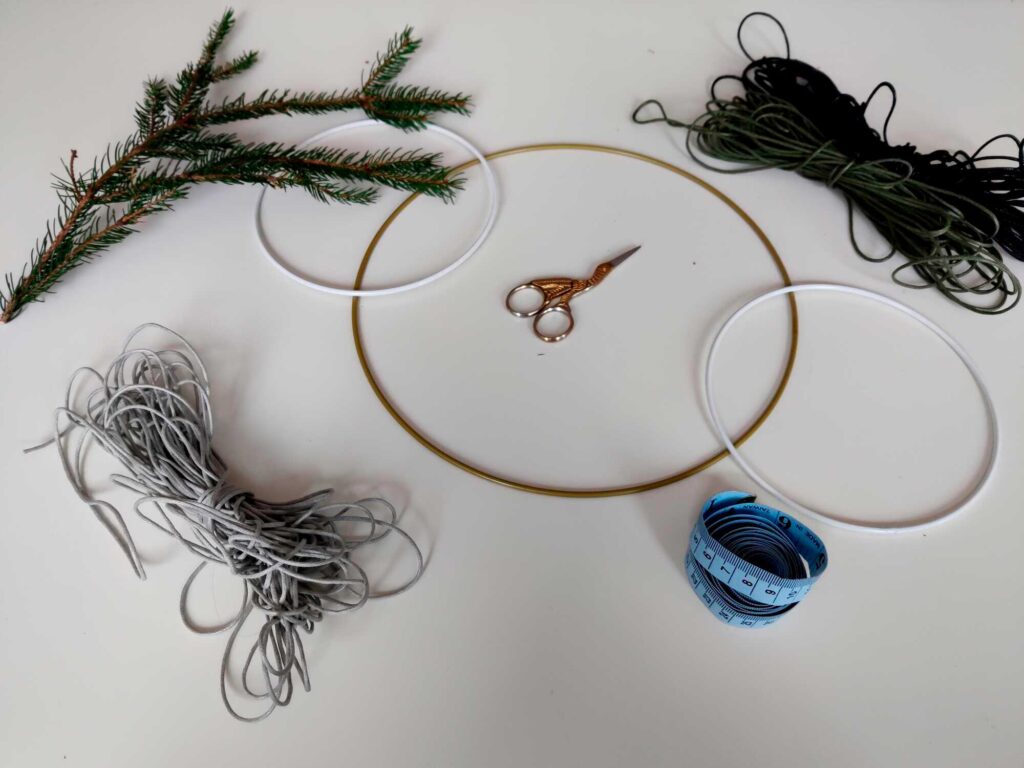 Makramee-Tannen: Für dieses DIY brauchst du eine Schere, ein Maßband, Metallringe, Makramee-Garn und Weihnachtsstimmung.