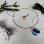 Makramee-Tannen: Für dieses DIY brauchst du eine Schere, ein Maßband, Metallringe, Makramee-Garn und Weihnachtsstimmung.