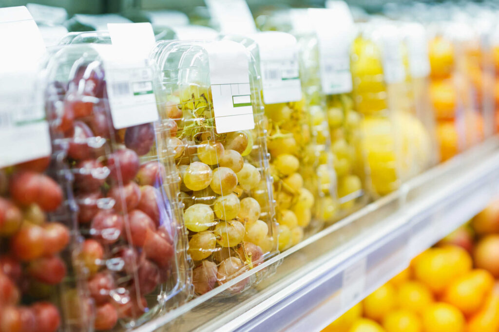 Trauben in Plastikschale im Supermarkt als Grundlage für Mini-Gewächshaus