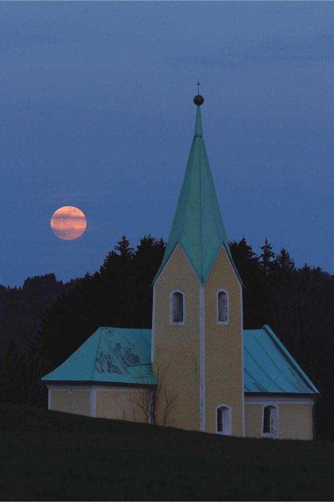 Der Mond im April: Kapelle und Vollmond