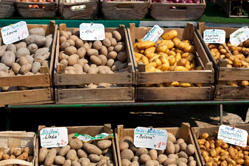Kartoffelsorten: Unterschiedliche Sorten eines Marktstands