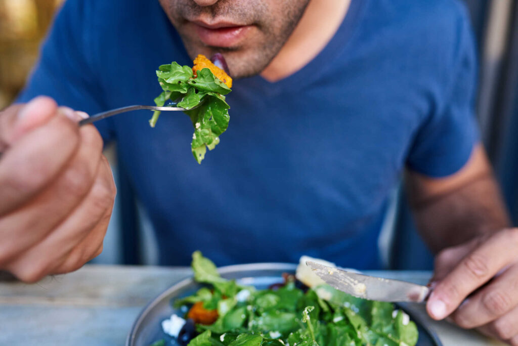 Achtsam essen: ein Mann ist einen Salat