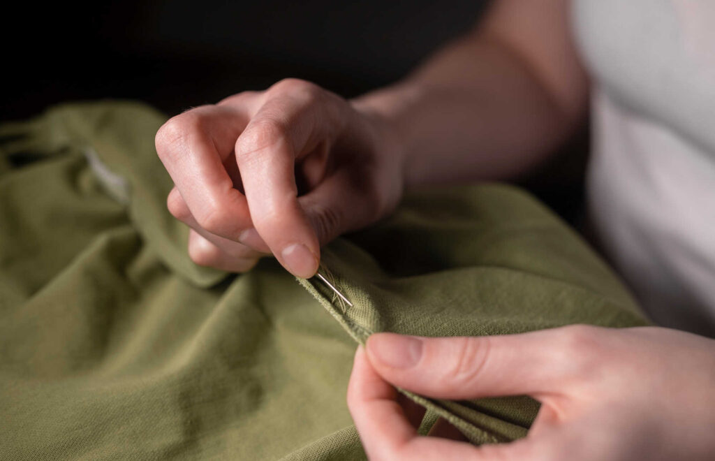 Slow Fashion: Wer bewusst mit Kleidung umgeht, greift zu Nadel und Faden und repariert selbst